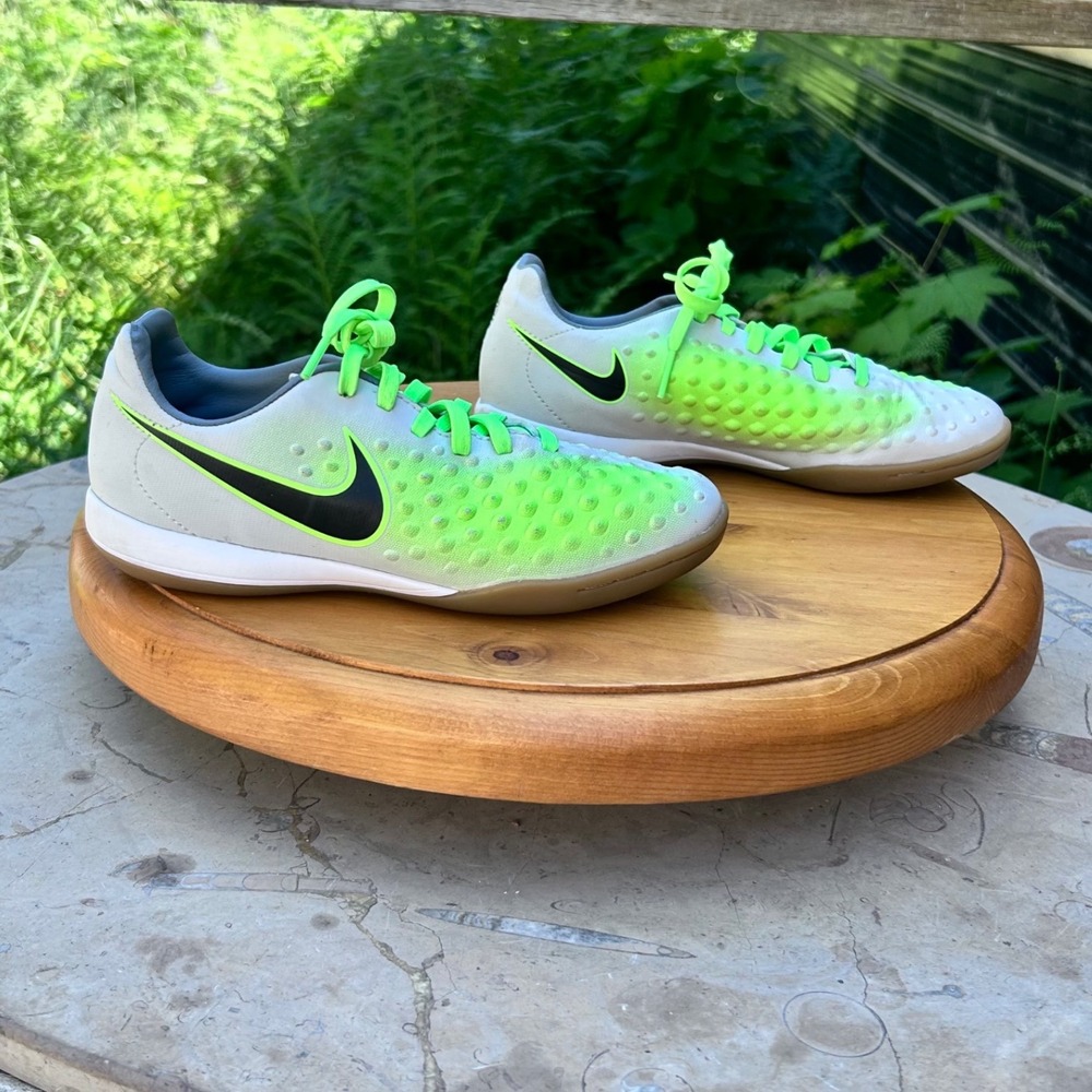 MagistaX Onda II IC Soccer Shoes Kids Size 3.5Y Platinum Green Nike